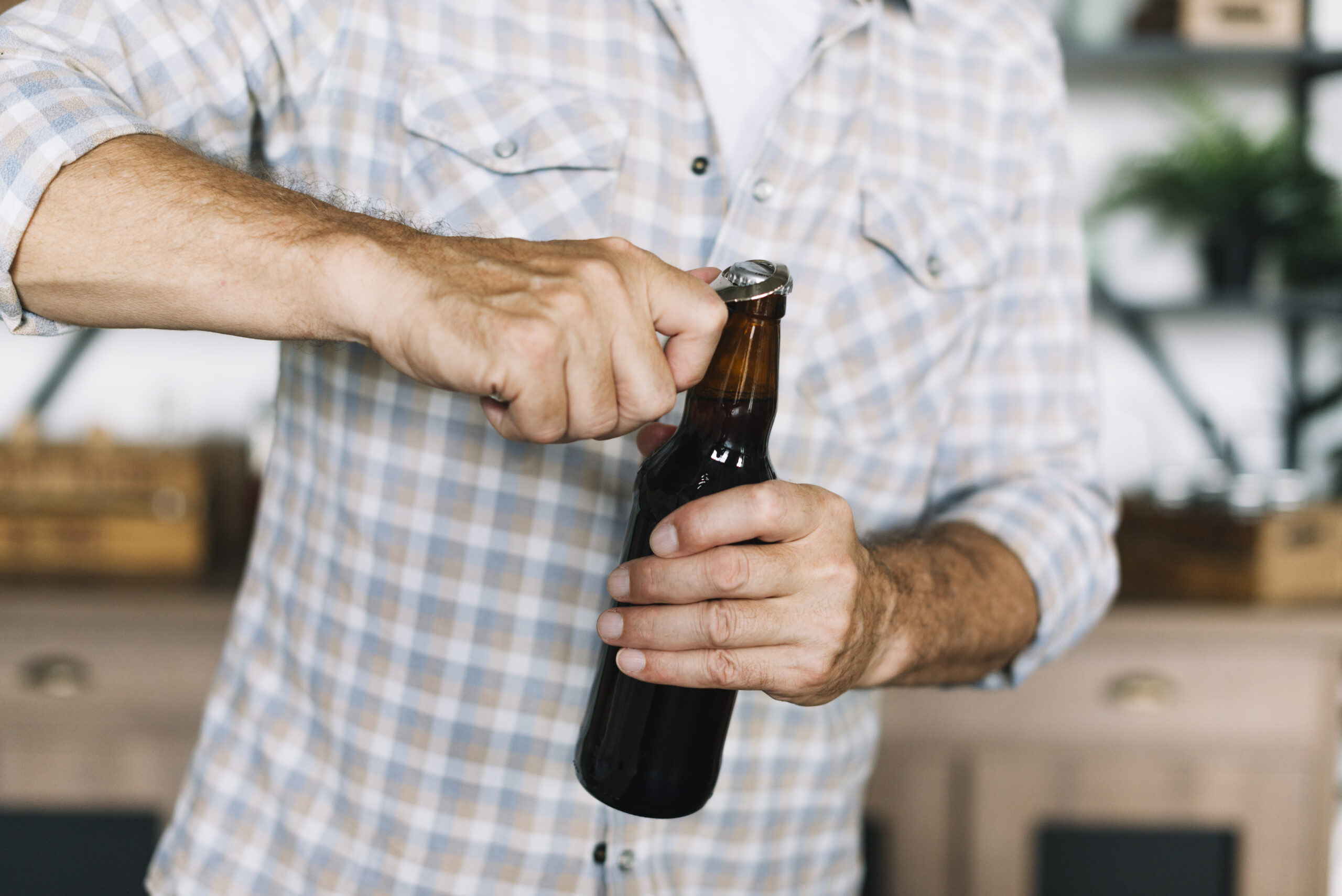 Homem abrindo garrafa de cerveja