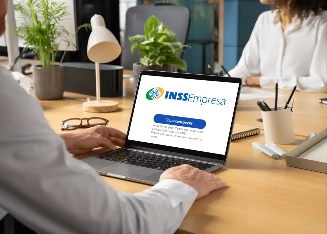 Pessoa acessando site do INSS Empresa em escritório