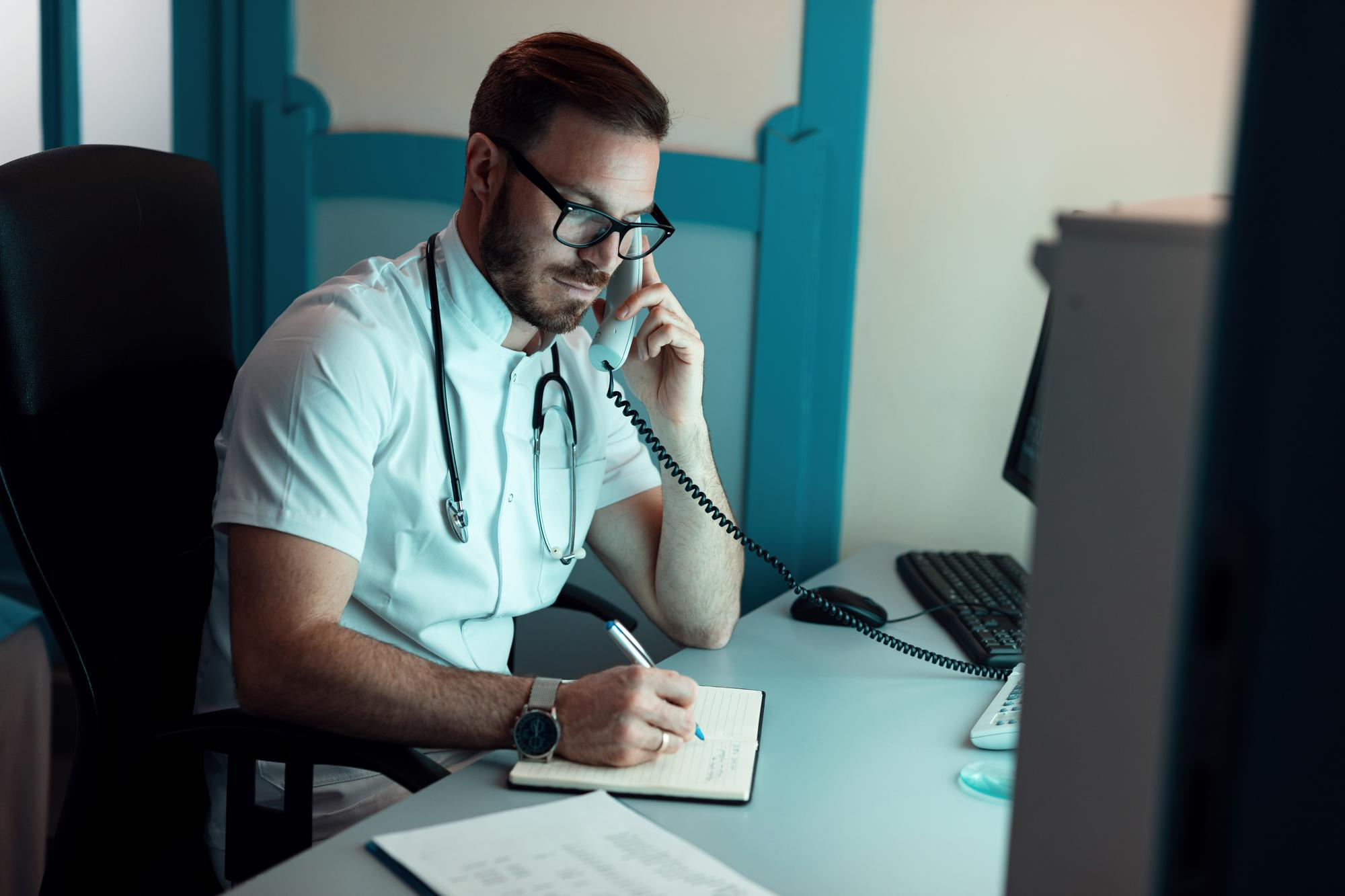 Médico do trabalho registra informações durante avaliação relacionada ao retorno após alta do INSS